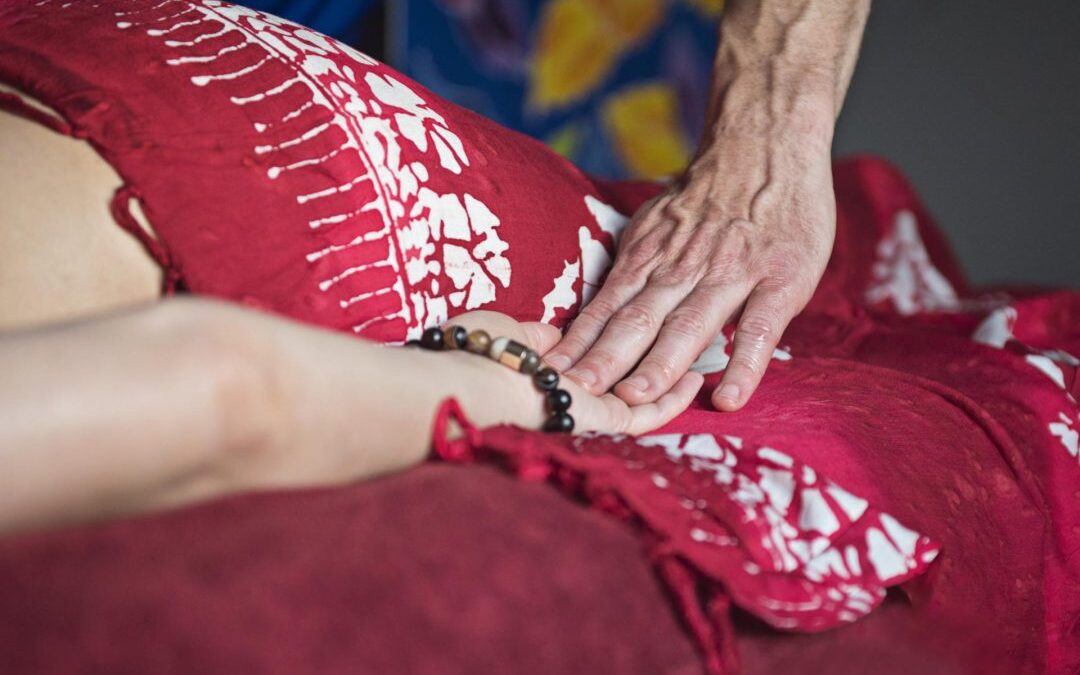 Lomi Lomi hawajski masaż świątynny. Masażysta dotka dłonią dłoń klienta.