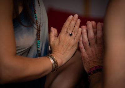 Para tantryczna trzyma dłonie złożone do modliwty. Ręce są złączone małymi palcami.