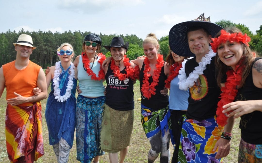 Kurs masażu Lomi Lomi Nui. - zdjęcie grupowe, wszyscy są w chustach i Lei w naszyjnikach z kwiatów