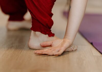 Zbliżenie na stopę i rękę podczas rozluźniania ciała przed masażem.