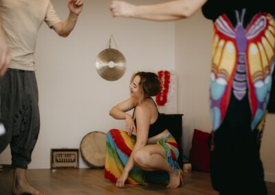 Uczestnicy kursu podczas tańca spontanicznego. W trakcie kursu masażu lomi.