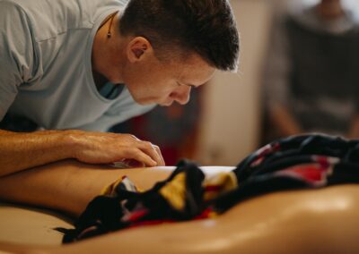 Masaż tylnej części nogi podczas szkolenia masażu.