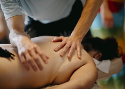 Zbliżenie na ręce instruktora masaży. Wykonuje masaż przedramionami według lomi lomi nui.