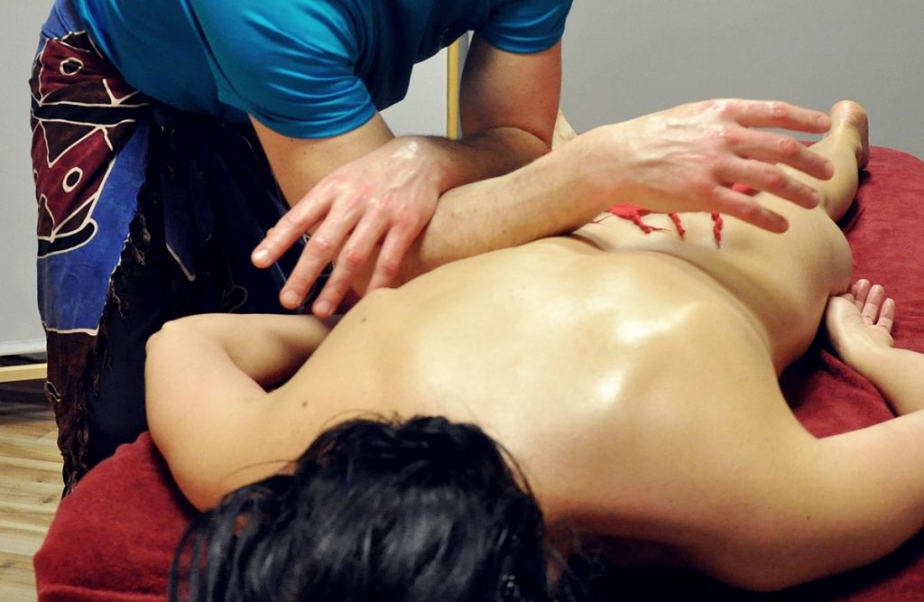 Masaż przedramionami kobiety, bliskość w masażu