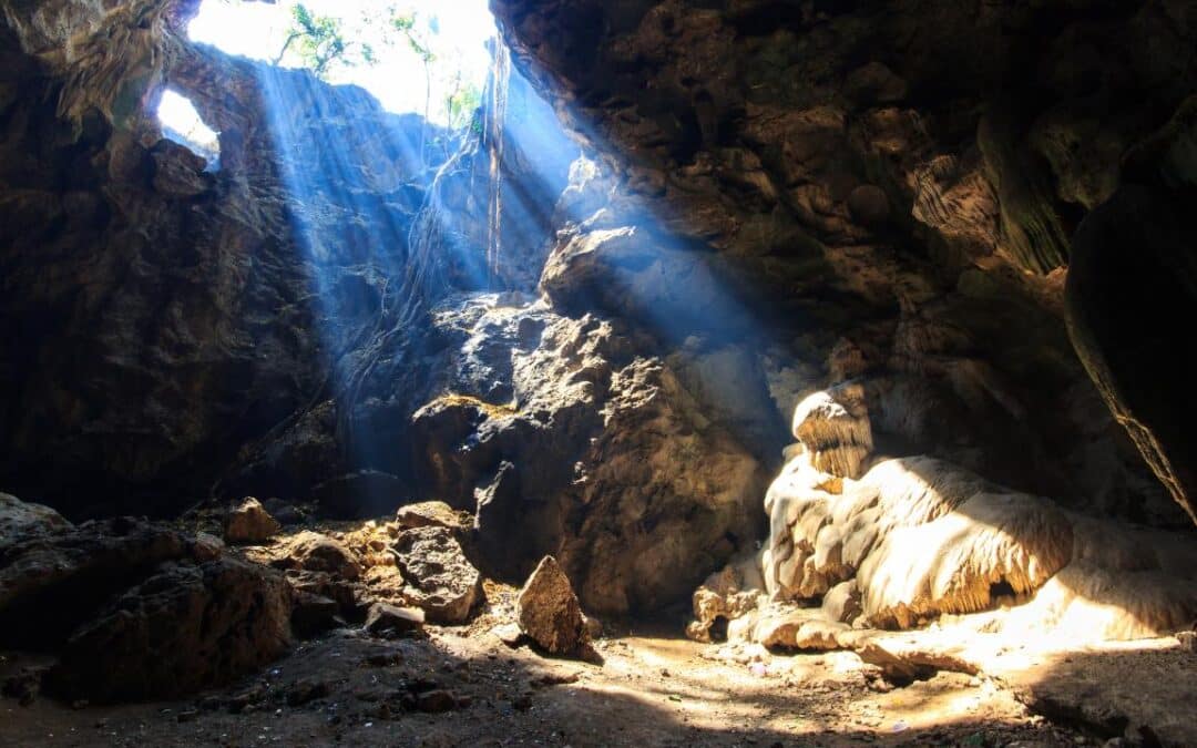 Świątynny masaż lomi lomi w jaskini