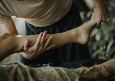 masaż nogi w lomi lomi