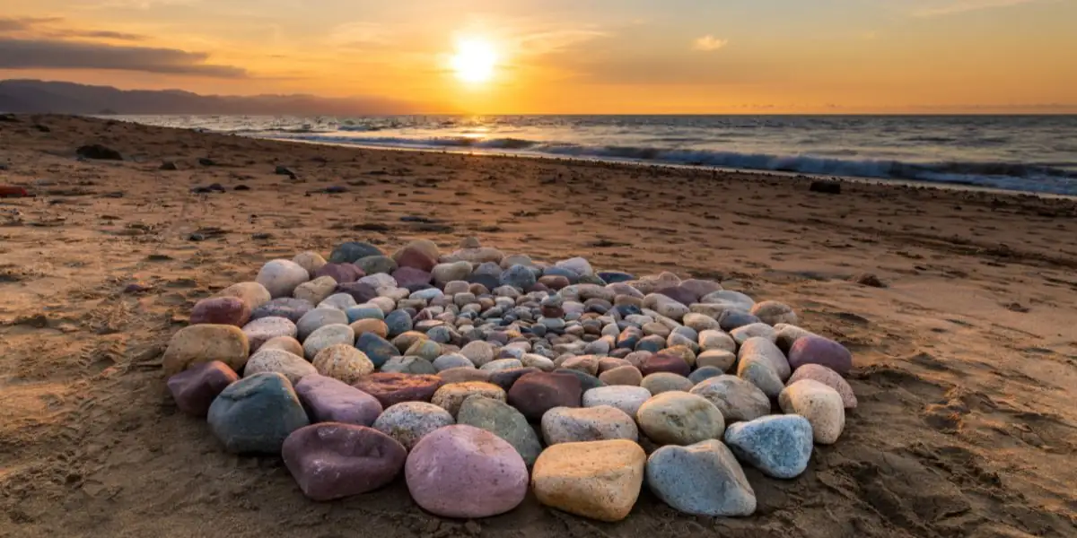 Zachód słońca i kamienie ułożone na plaży