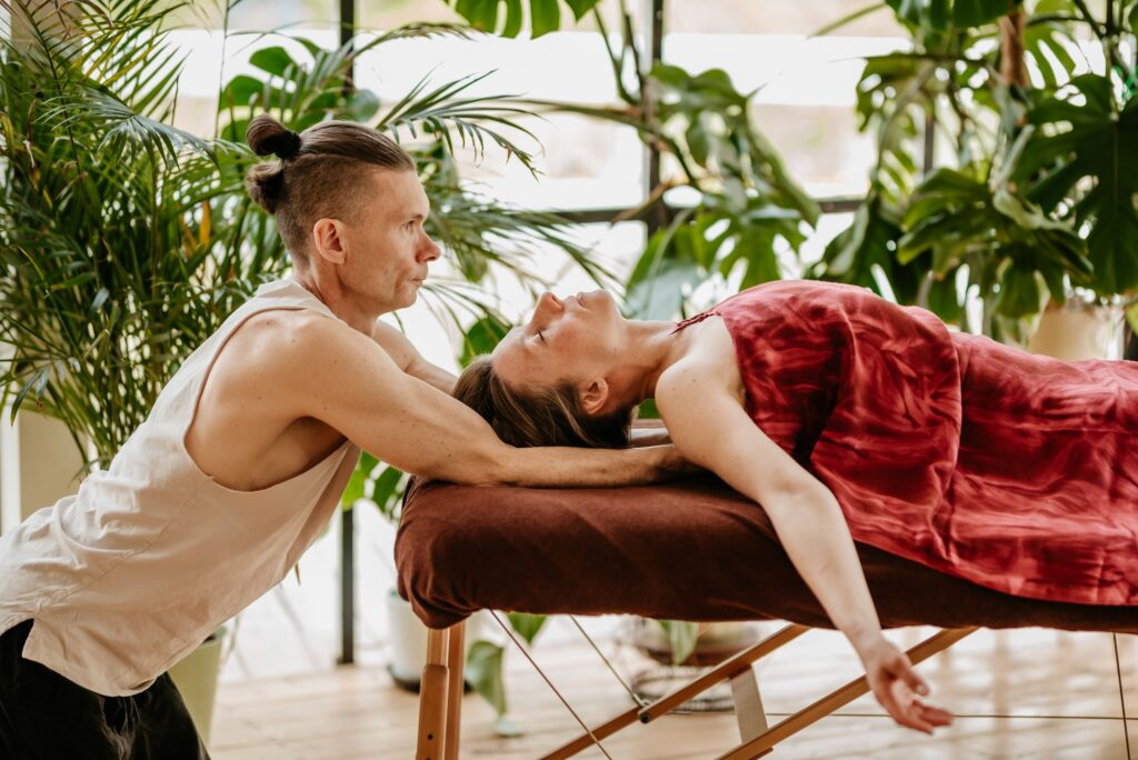 rozciąganie pleców metodą powięziową w Lomi Lomi